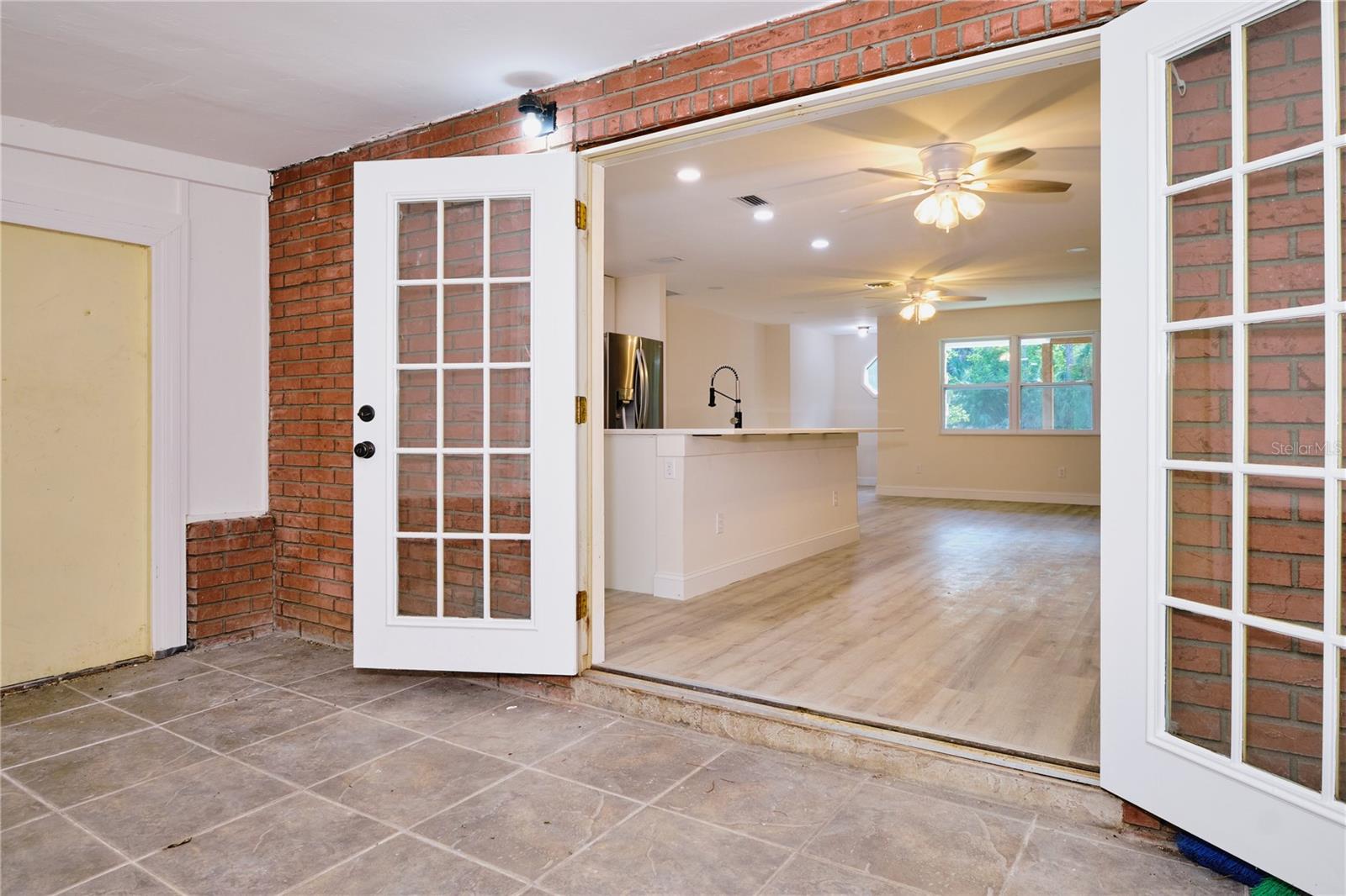 Listing photo id 35 for 221 18th Avenue Nw