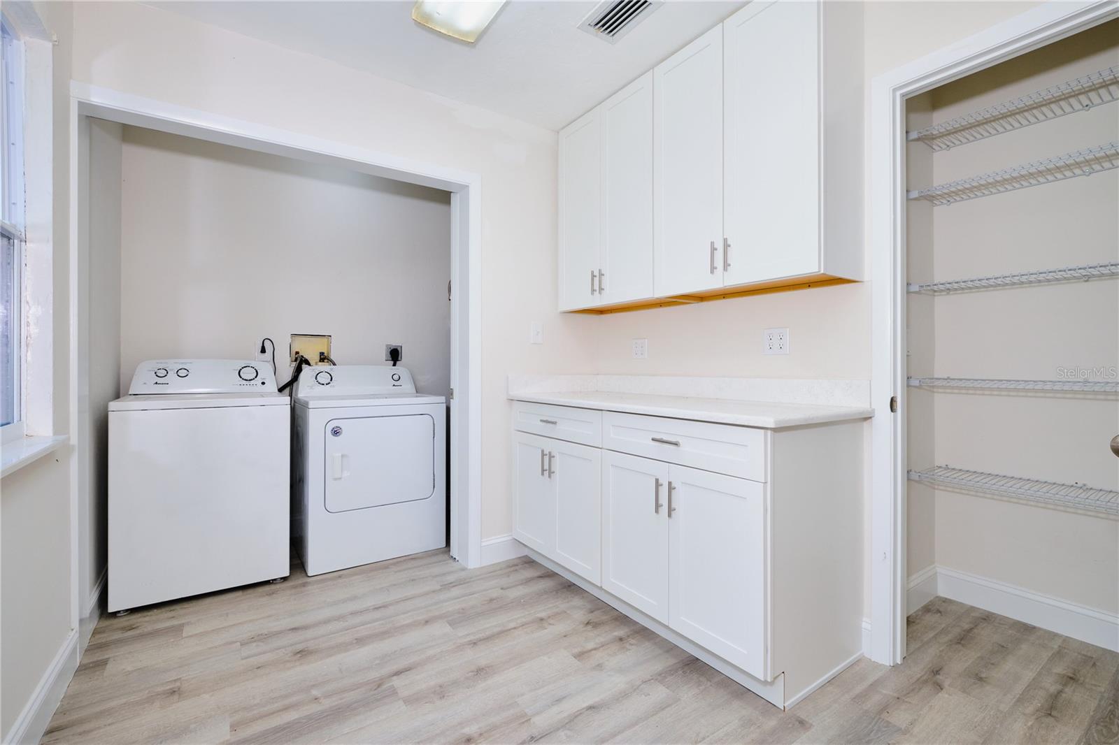 Listing photo id 41 for 221 18th Avenue Nw