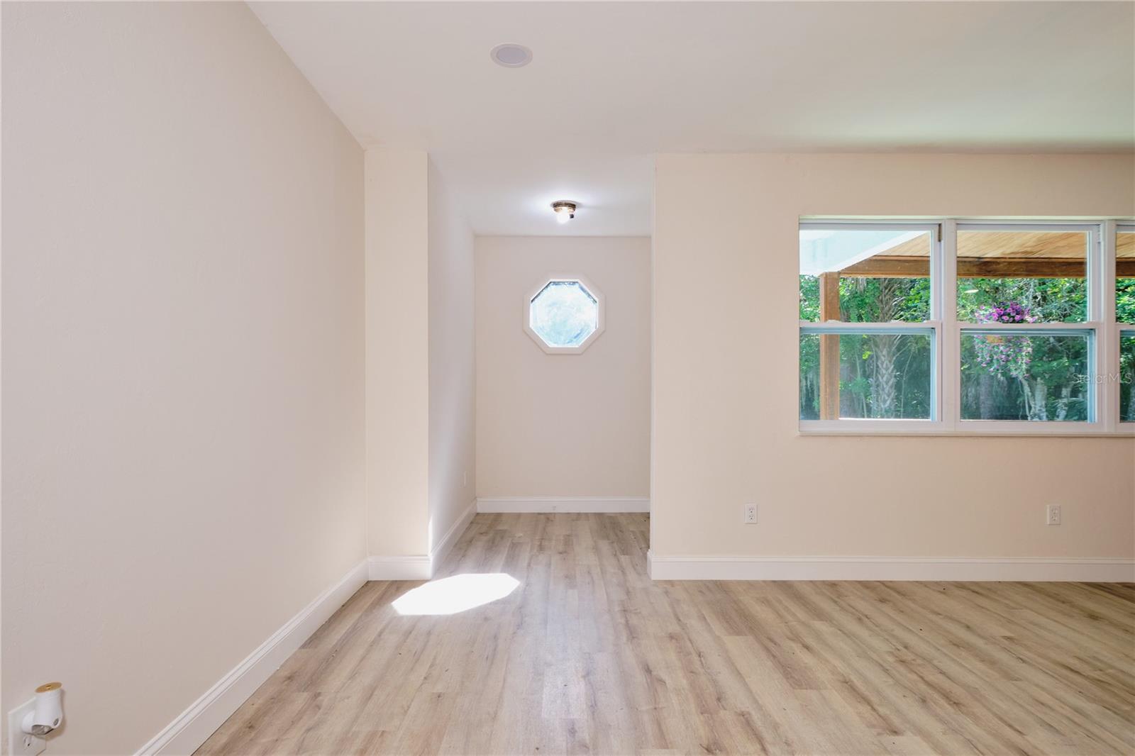 Listing photo id 3 for 221 18th Avenue Nw