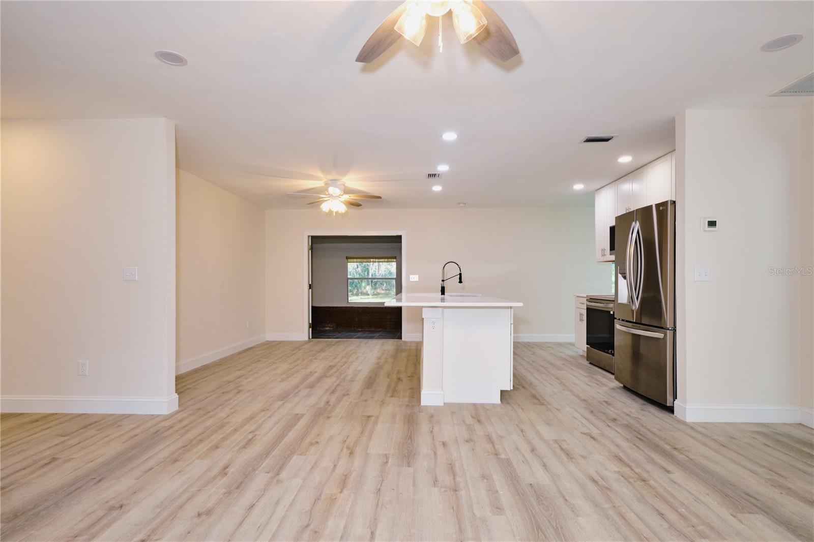 Listing photo id 4 for 221 18th Avenue Nw