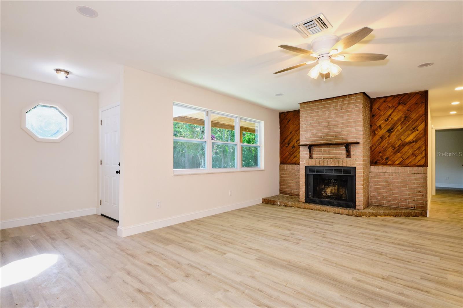 Listing photo id 5 for 221 18th Avenue Nw