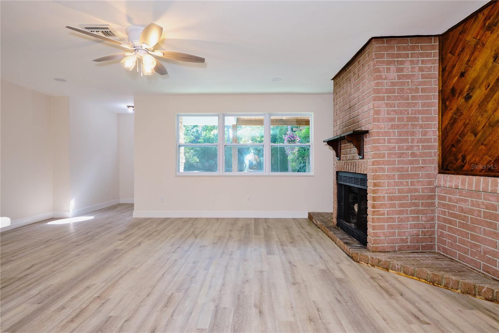 Listing photo id 7 for 221 18th Avenue Nw