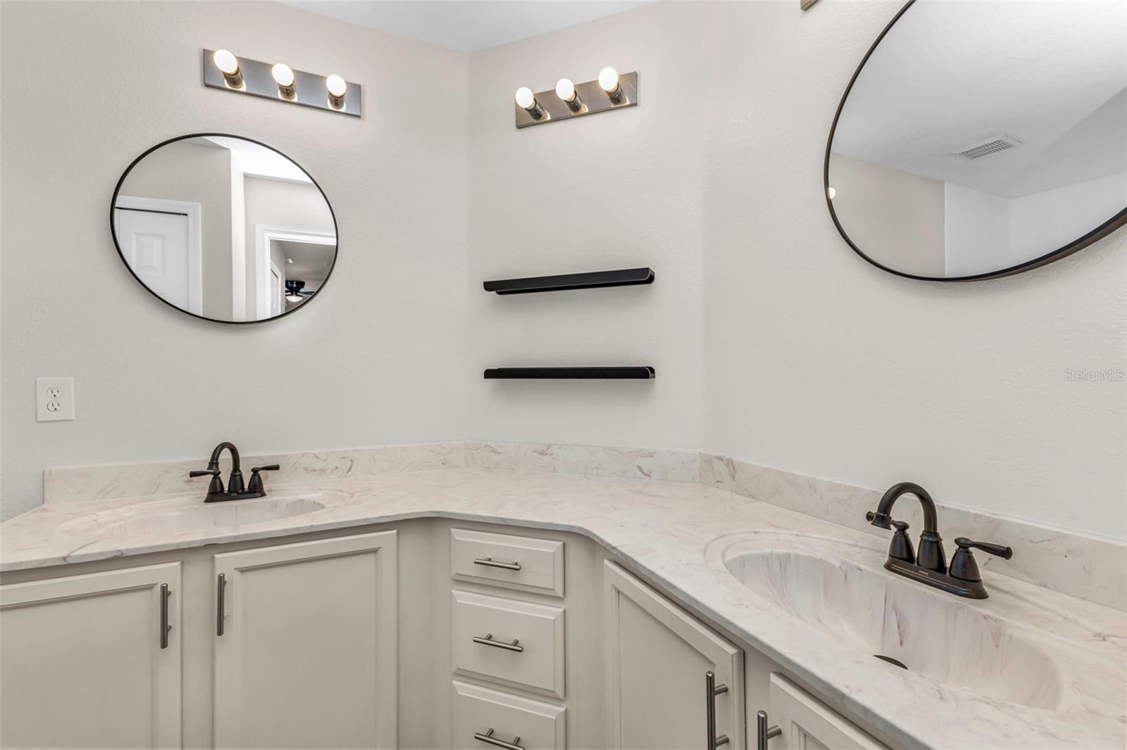 Image 35 of 73 For 2485 Traverse Avenue