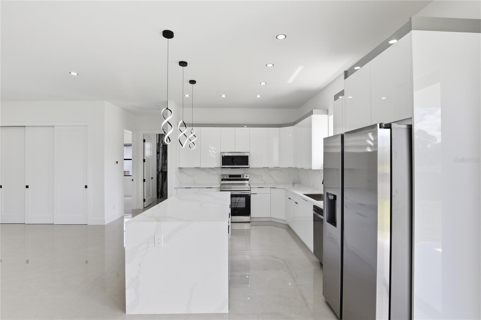 Image 10 of 27 For 1122 Edelweiss Street E