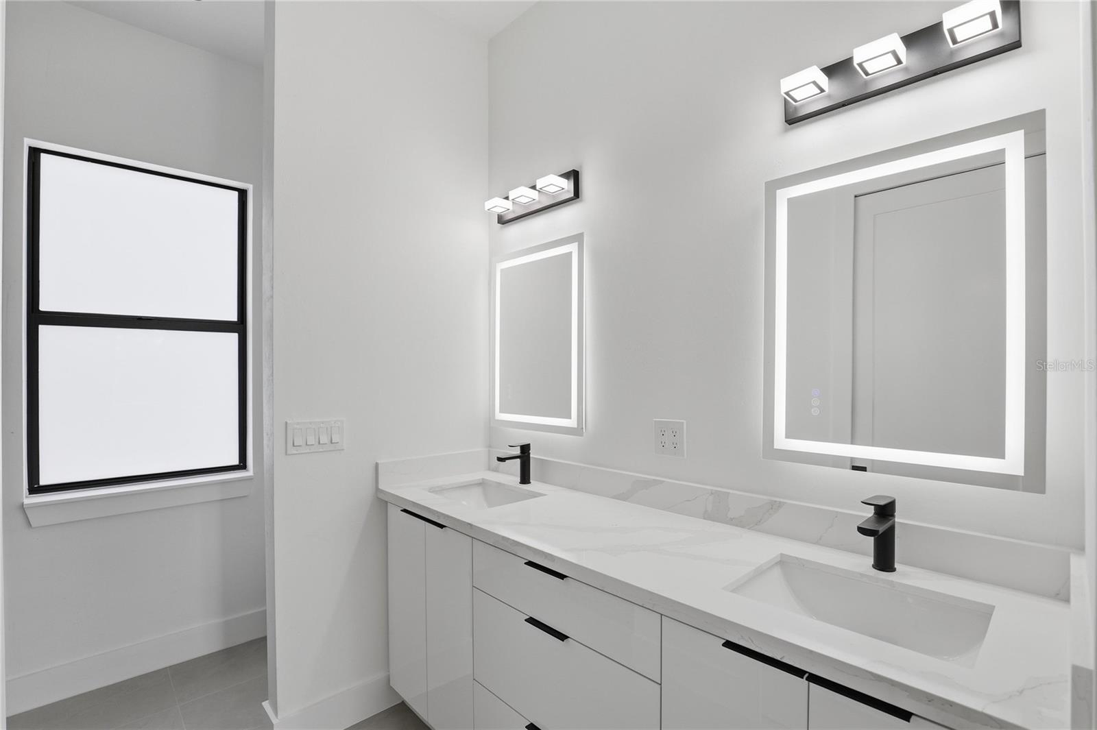 Image 16 of 27 For 1122 Edelweiss Street E