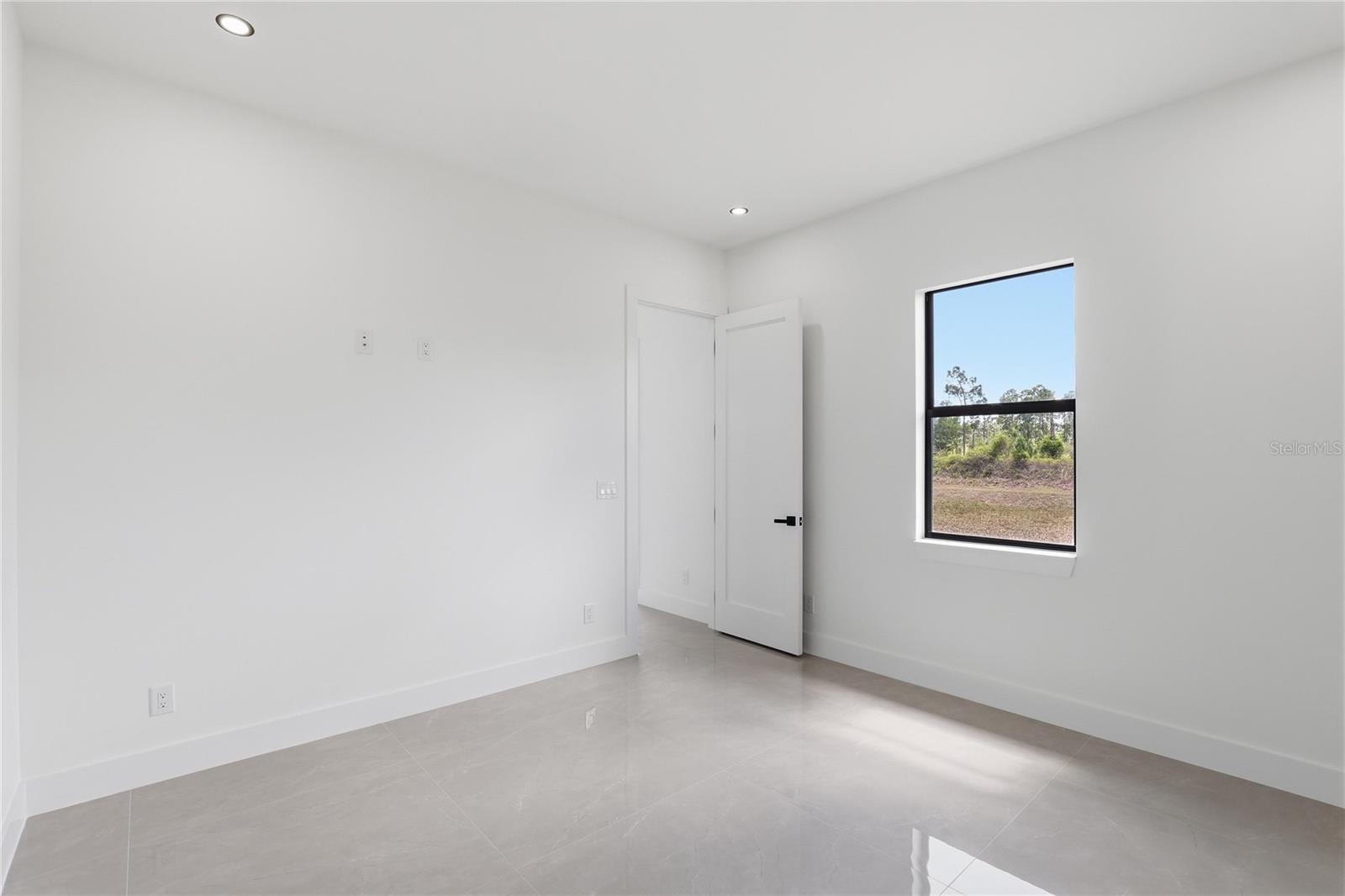 Image 18 of 27 For 1122 Edelweiss Street E