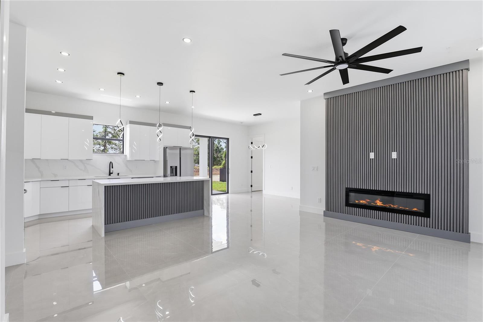 Image 5 of 27 For 1122 Edelweiss Street E