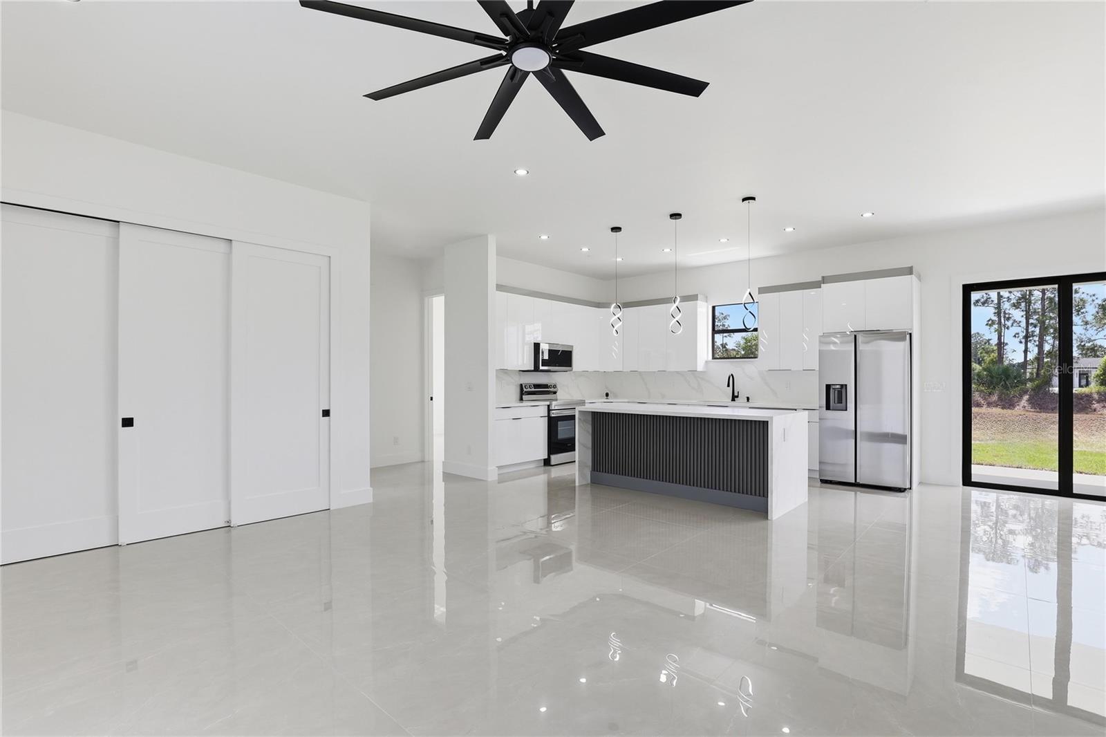 Image 7 of 27 For 1122 Edelweiss Street E