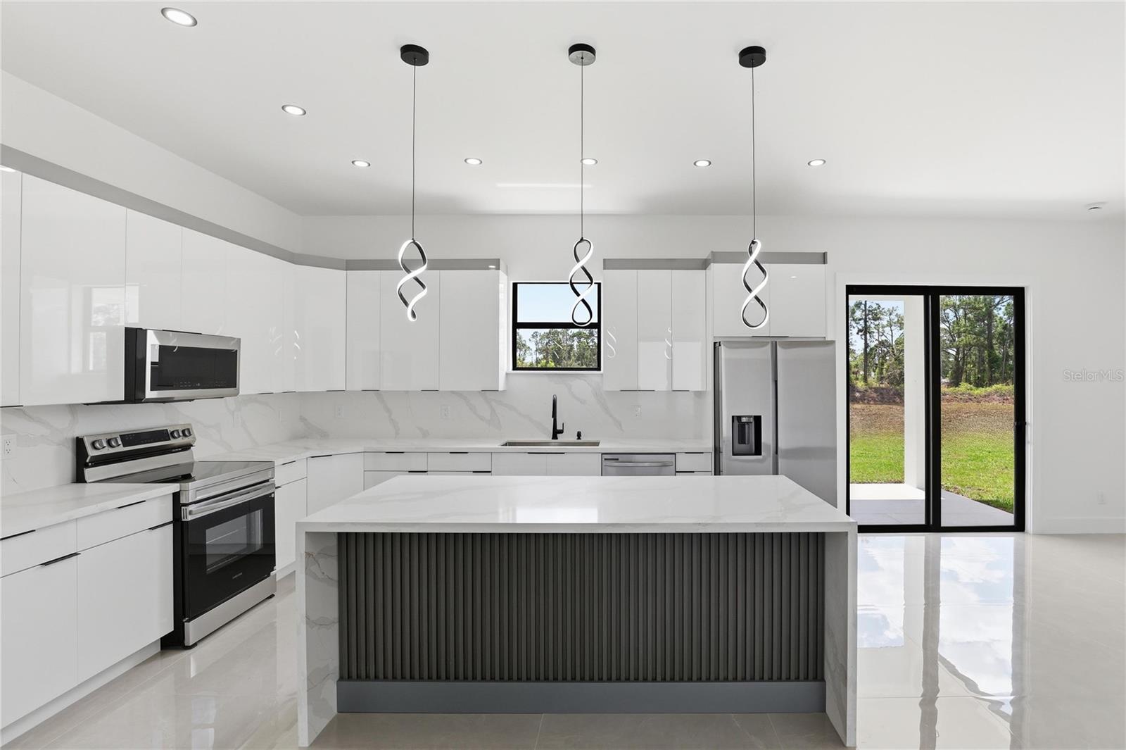 Image 8 of 27 For 1122 Edelweiss Street E