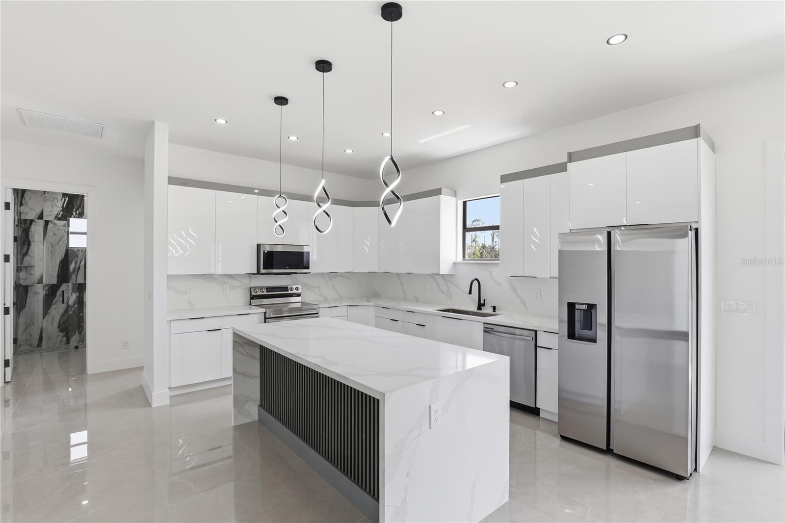 Image 9 of 27 For 1122 Edelweiss Street E