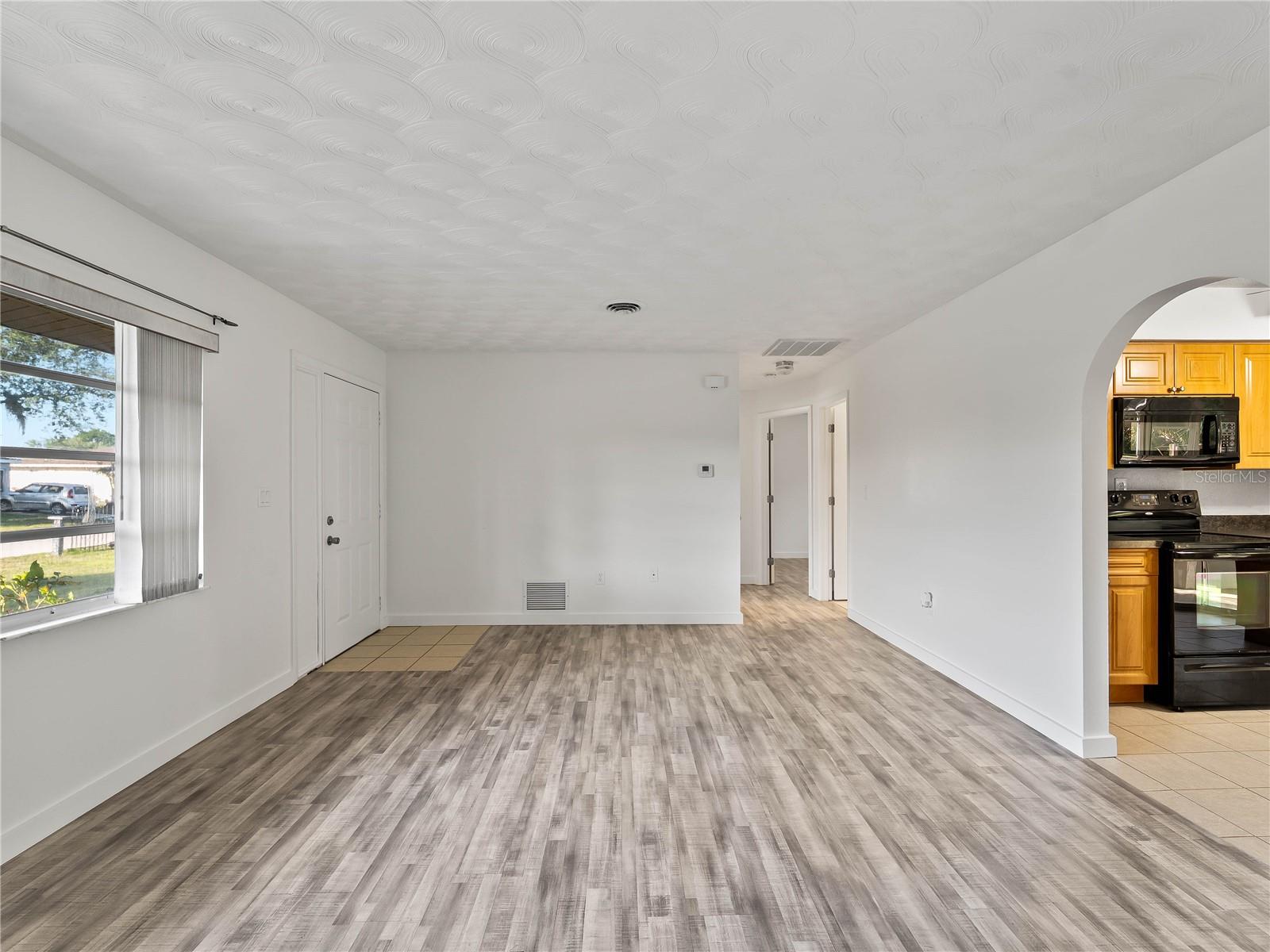 Image 17 of 52 For 20222 Gladstone St