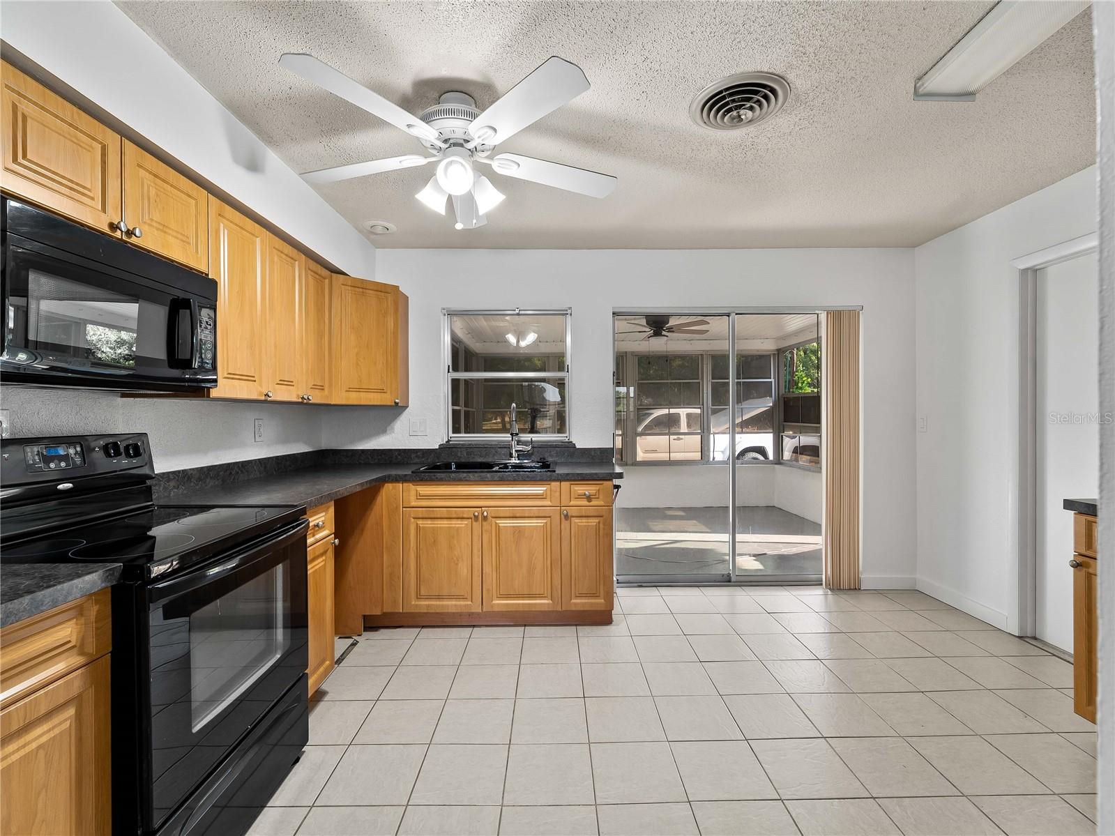 Image 21 of 52 For 20222 Gladstone St