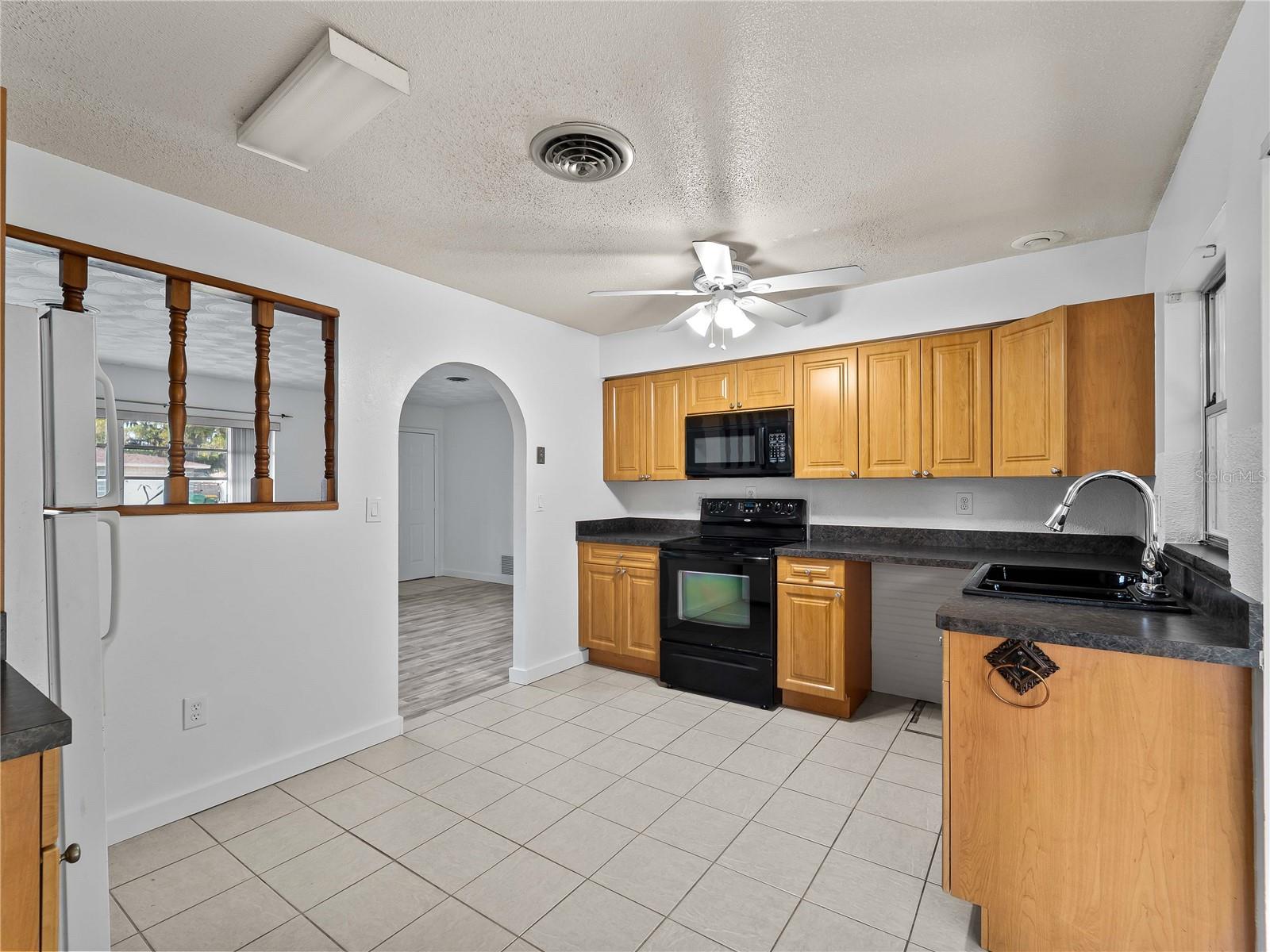 Image 23 of 52 For 20222 Gladstone St