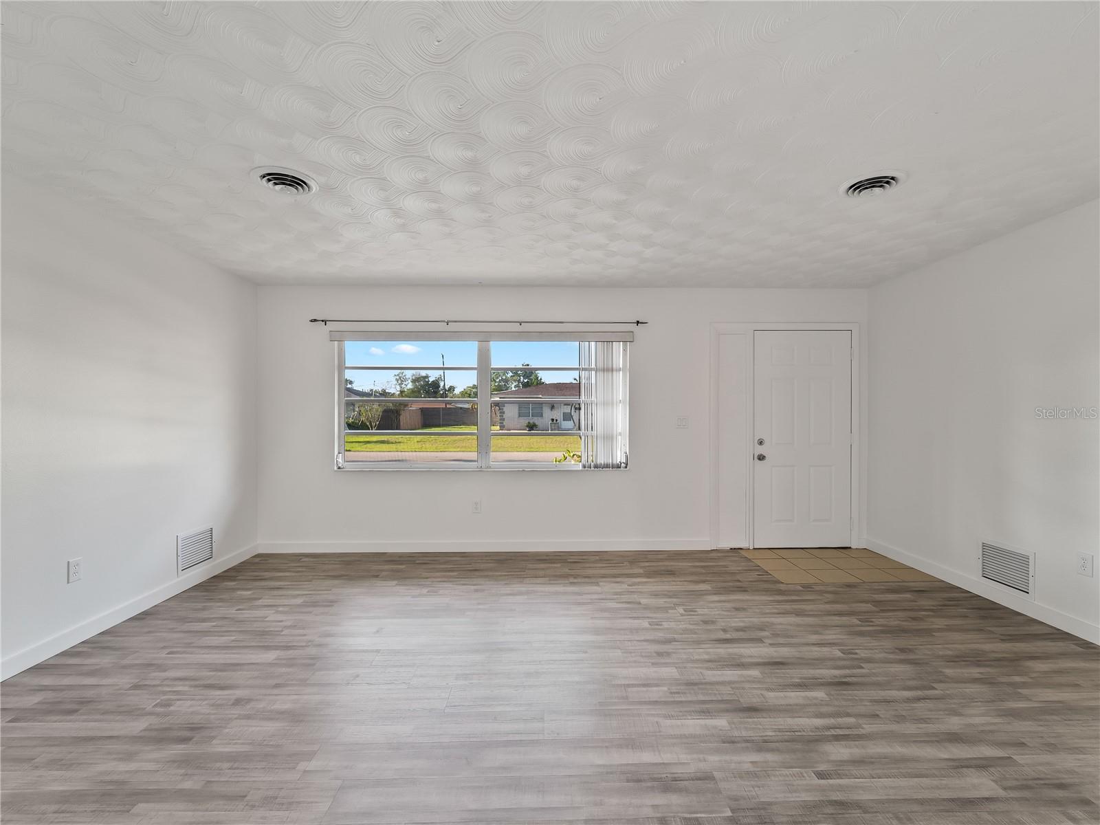 Image 3 of 52 For 20222 Gladstone St