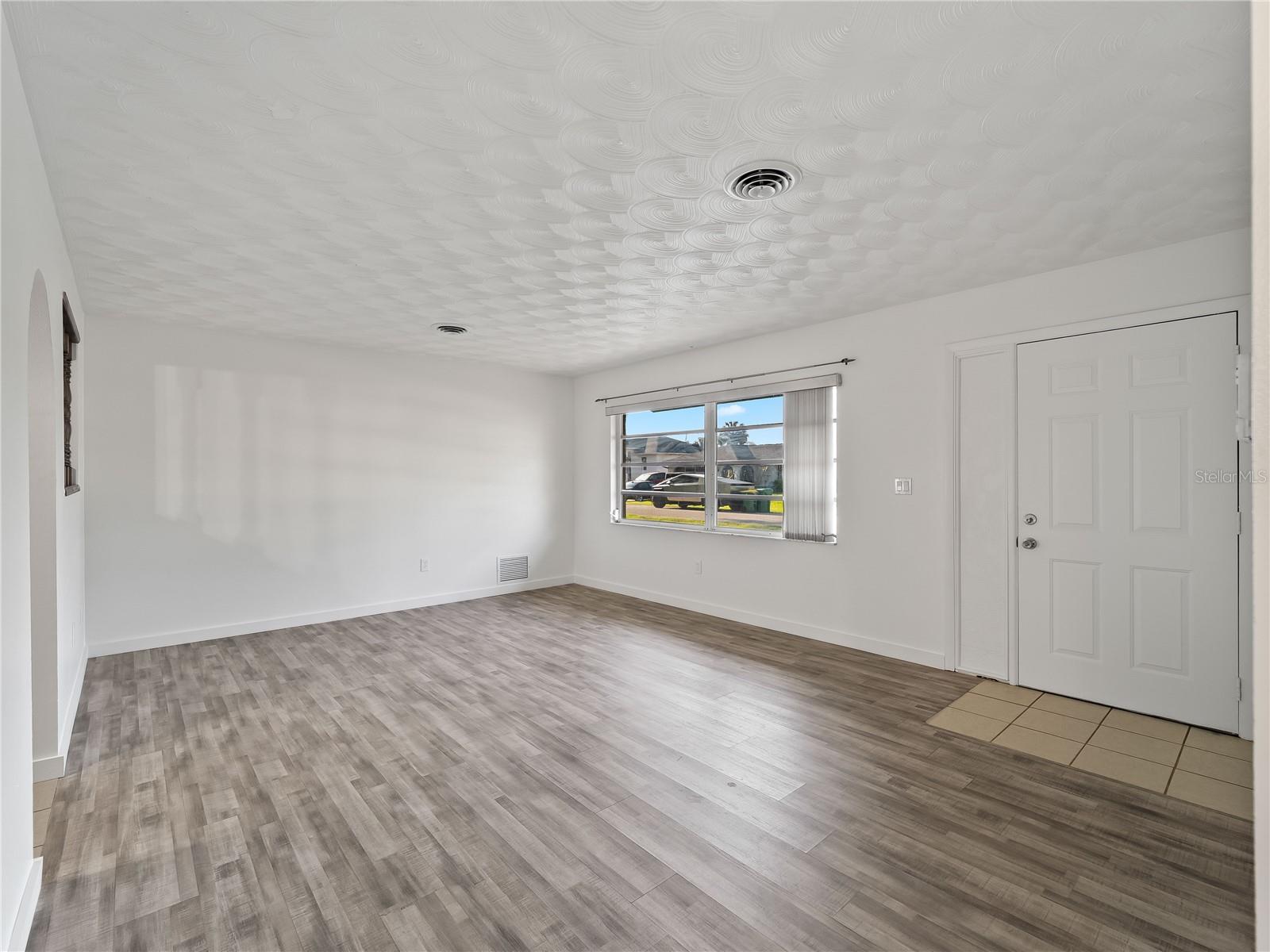 Image 4 of 52 For 20222 Gladstone St