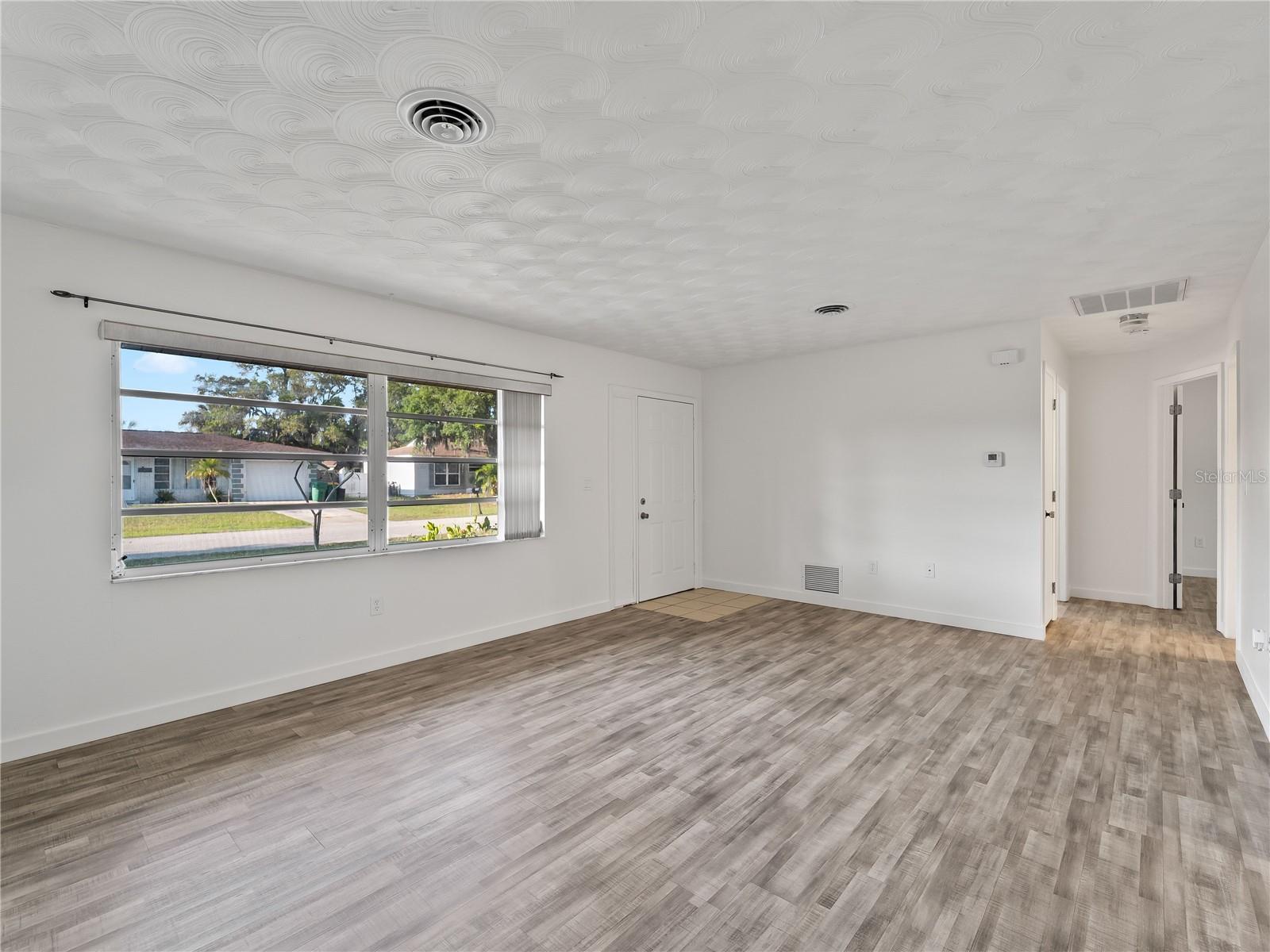 Image 5 of 52 For 20222 Gladstone St