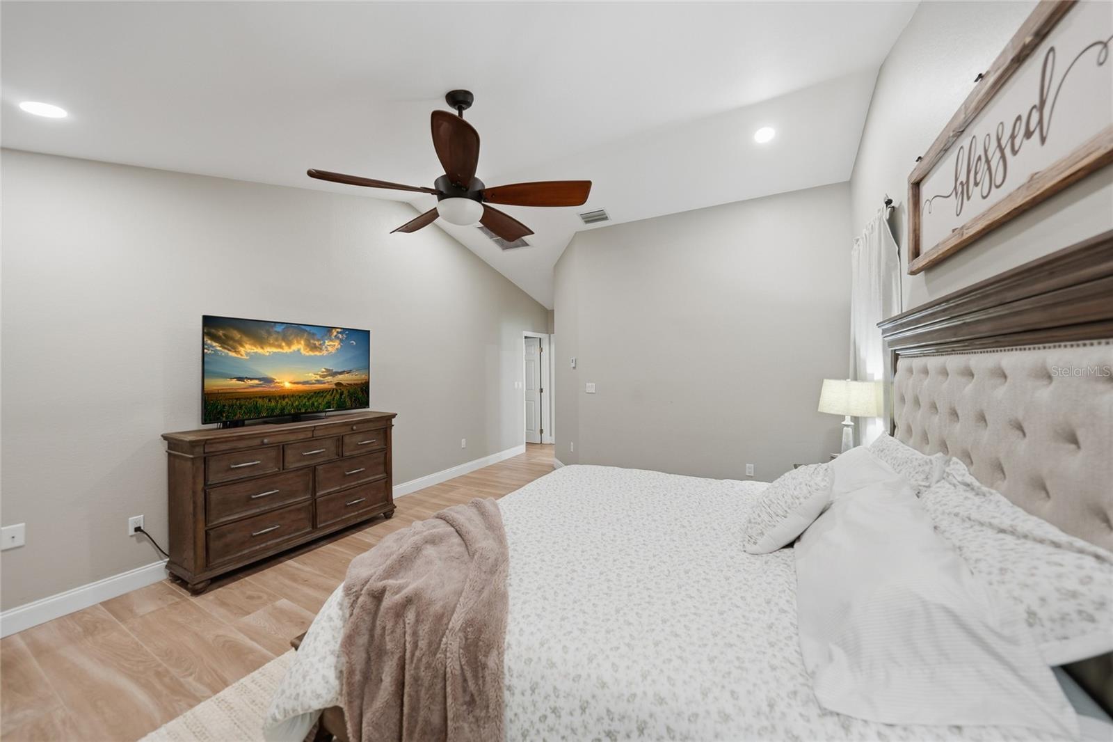 Image 28 of 75 For 5134 Oakwood Avenue