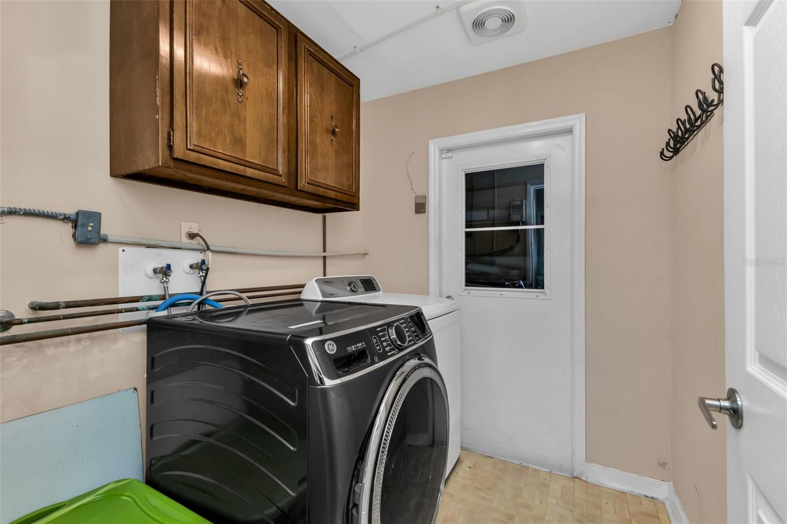 Image 31 of 54 For 18 Annapolis Lane