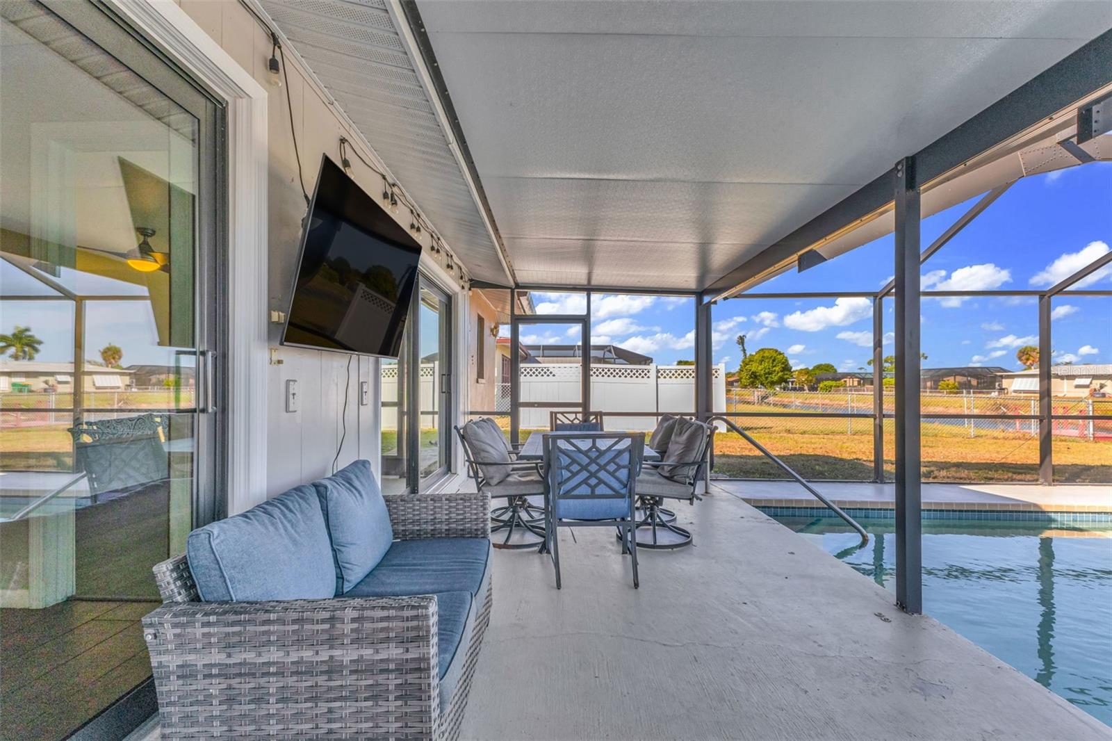 Image 32 of 54 For 18 Annapolis Lane