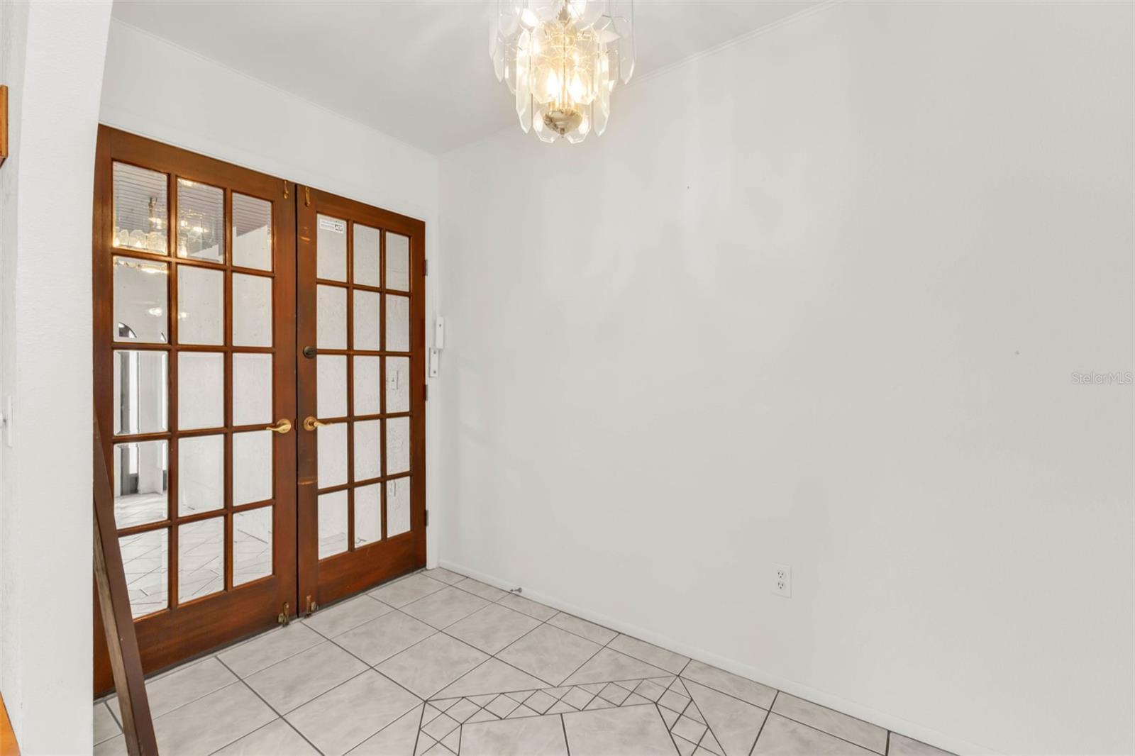 Image 3 of 100 For 238 Fry Terrace Se