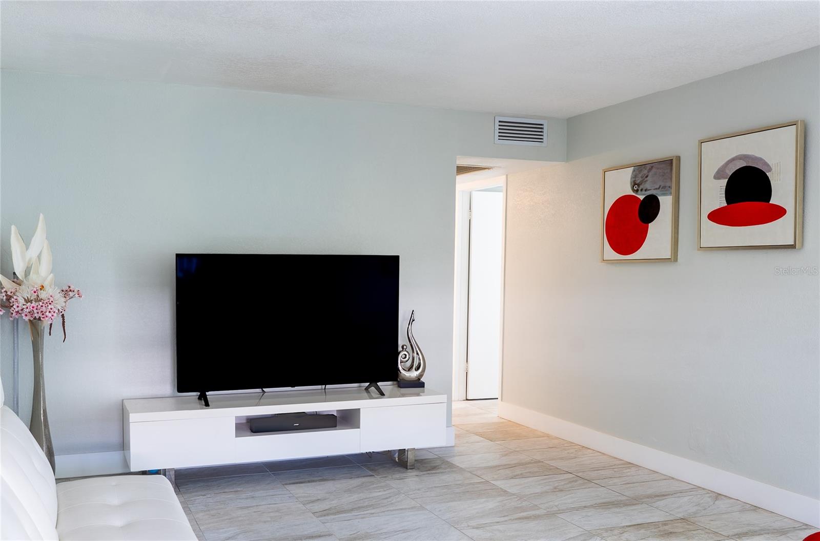 Image 8 of 25 For 592 Fanshaw O  592