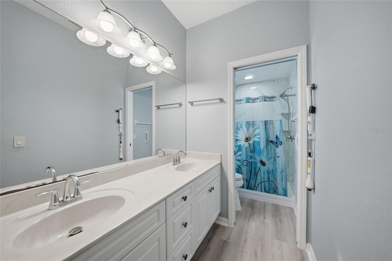 Listing photo id 11 for 1691 Chamberlain Boulevard