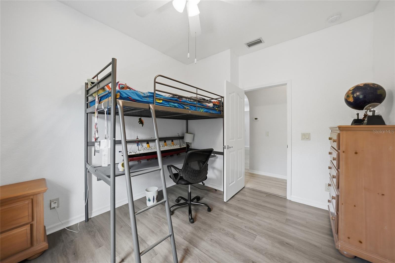 Listing photo id 13 for 1691 Chamberlain Boulevard