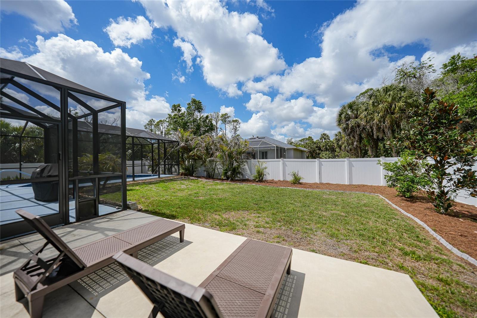 Listing photo id 21 for 1691 Chamberlain Boulevard