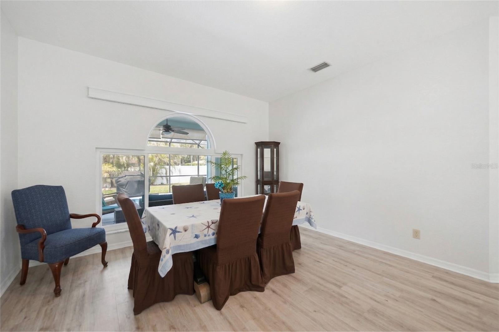 Listing photo id 3 for 1691 Chamberlain Boulevard