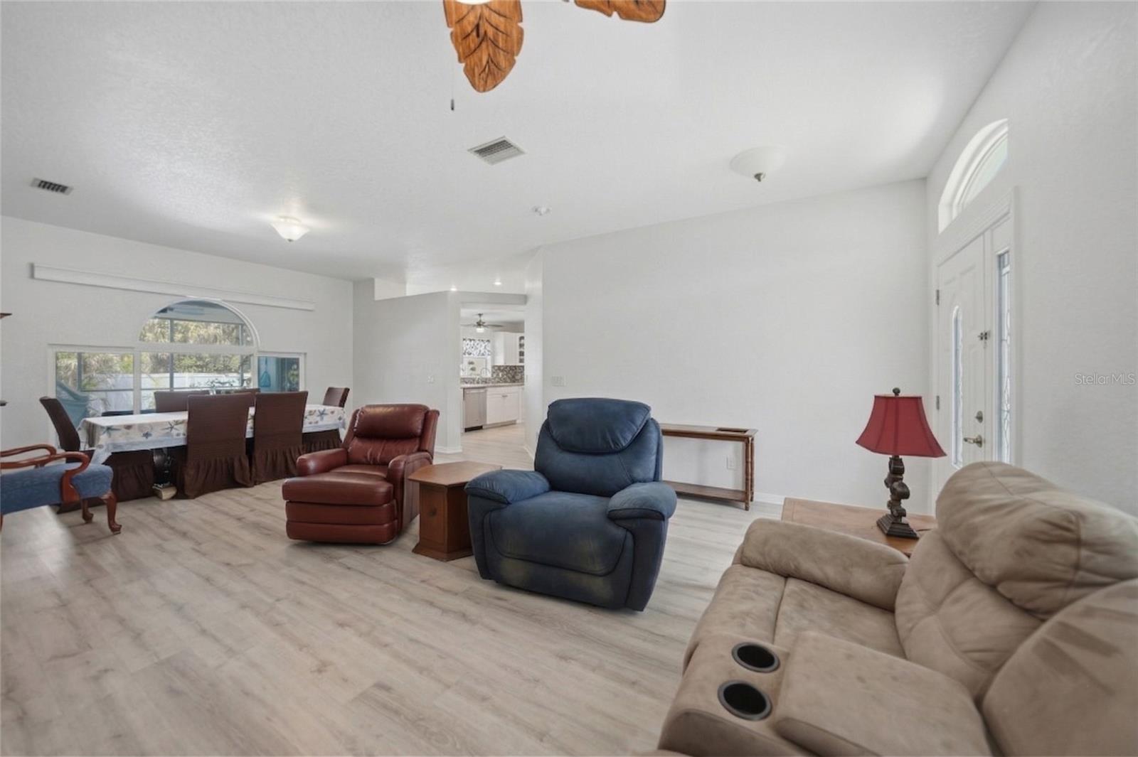 Listing photo id 4 for 1691 Chamberlain Boulevard