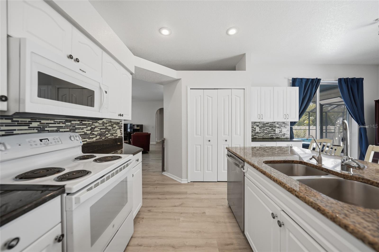 Listing photo id 5 for 1691 Chamberlain Boulevard