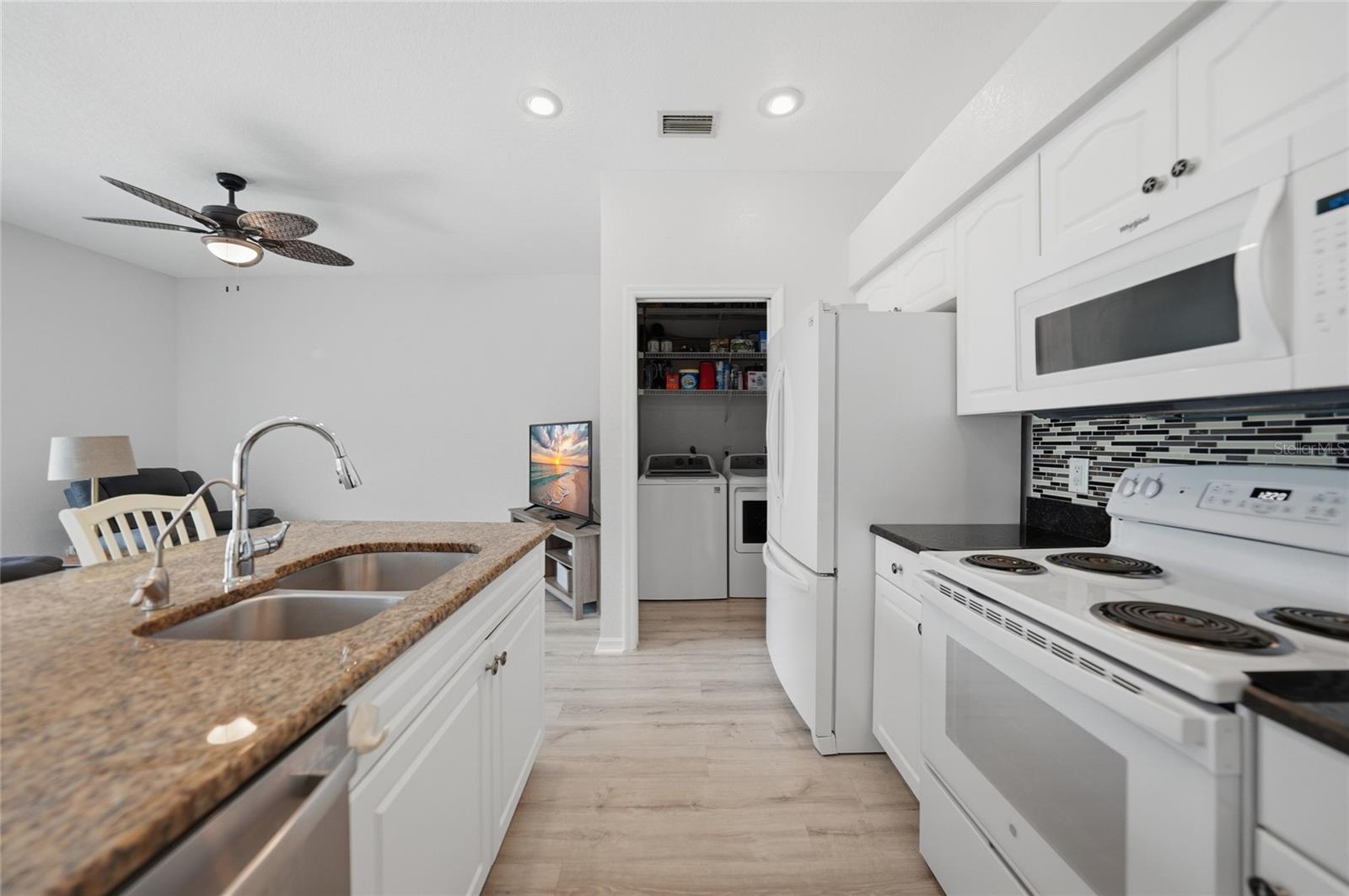 Listing photo id 6 for 1691 Chamberlain Boulevard