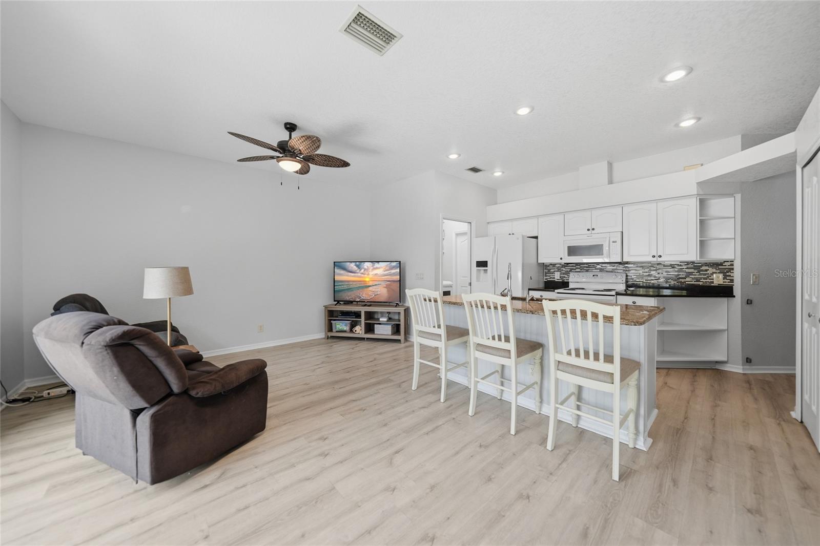 Listing photo id 7 for 1691 Chamberlain Boulevard