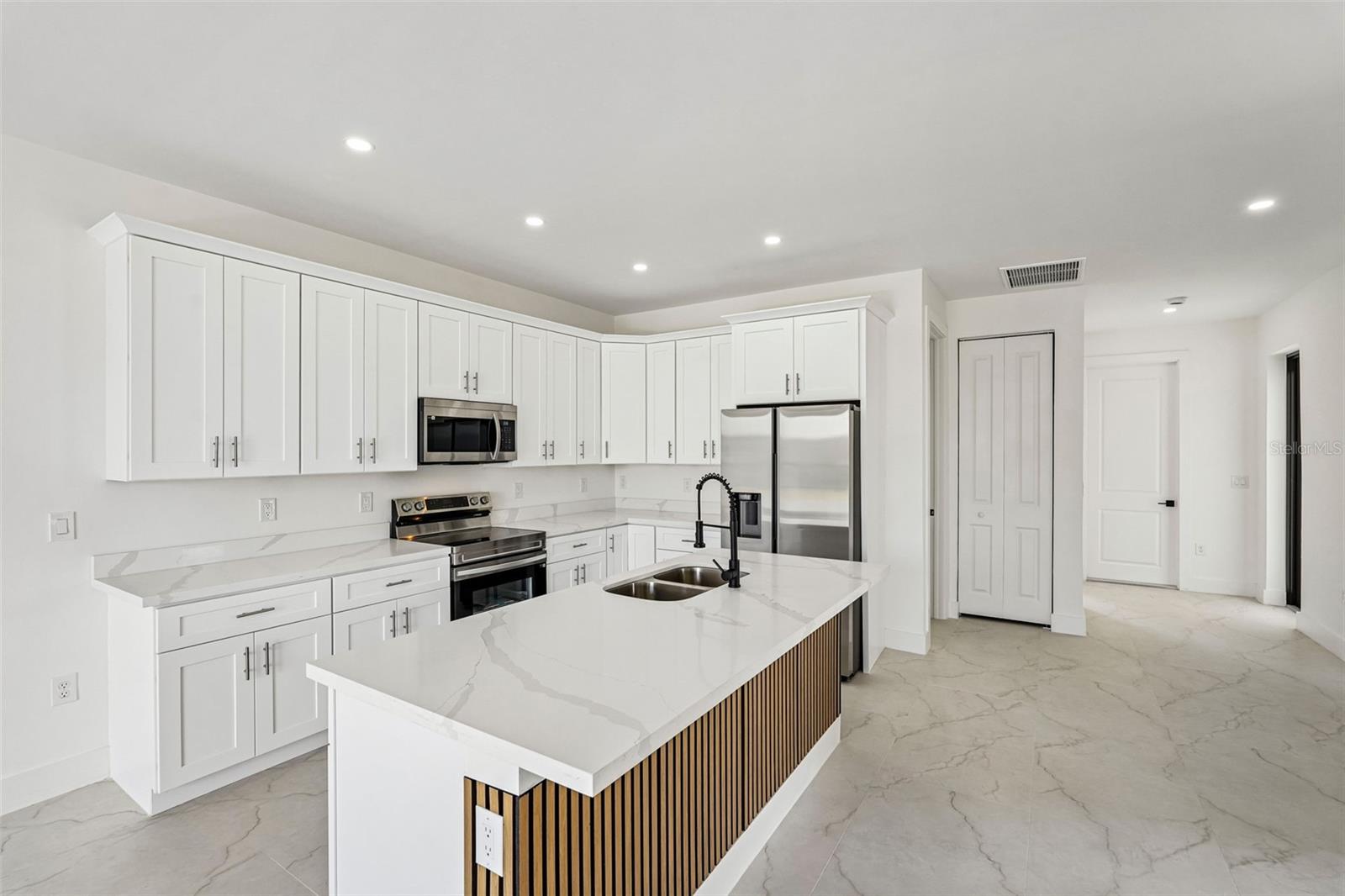 Image 5 of 66 For 2406 Hightower Avenue S