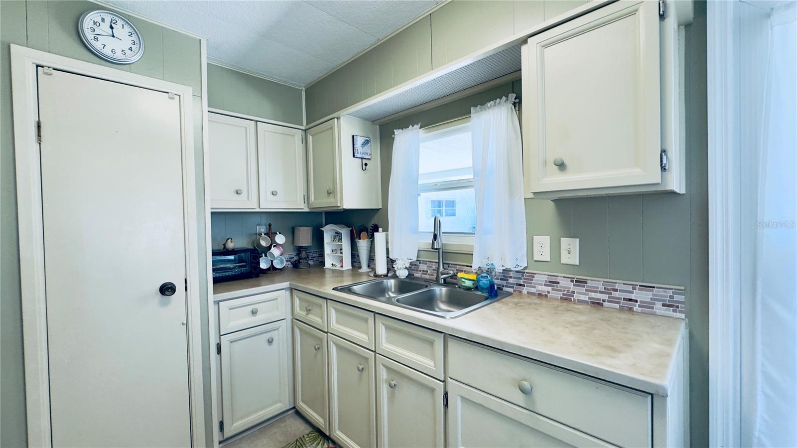 Image 12 of 54 For 553 Fleetwood Street