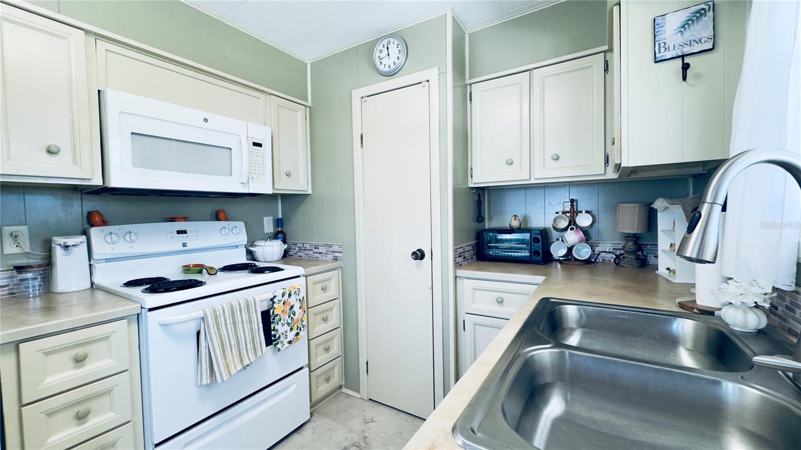 Image 14 of 54 For 553 Fleetwood Street