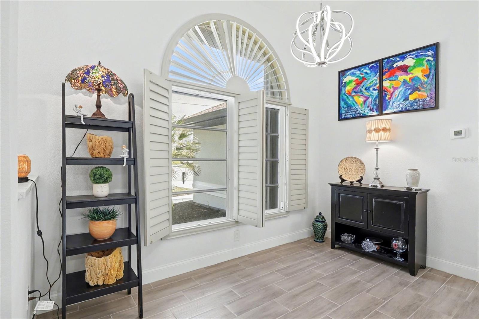 Image 16 of 39 For 301 Gold Tree