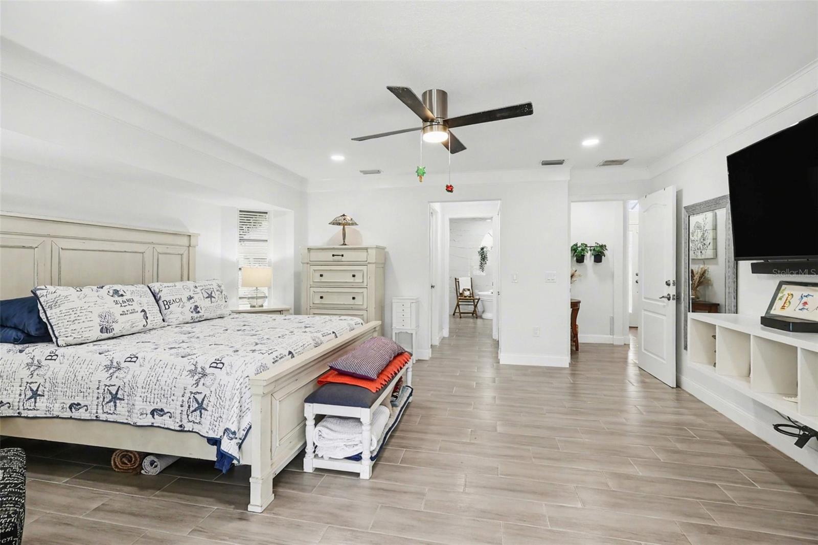 Image 17 of 39 For 301 Gold Tree