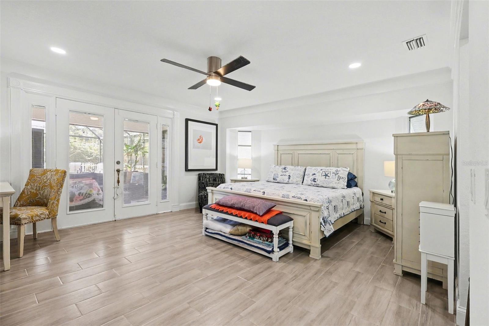 Image 18 of 39 For 301 Gold Tree