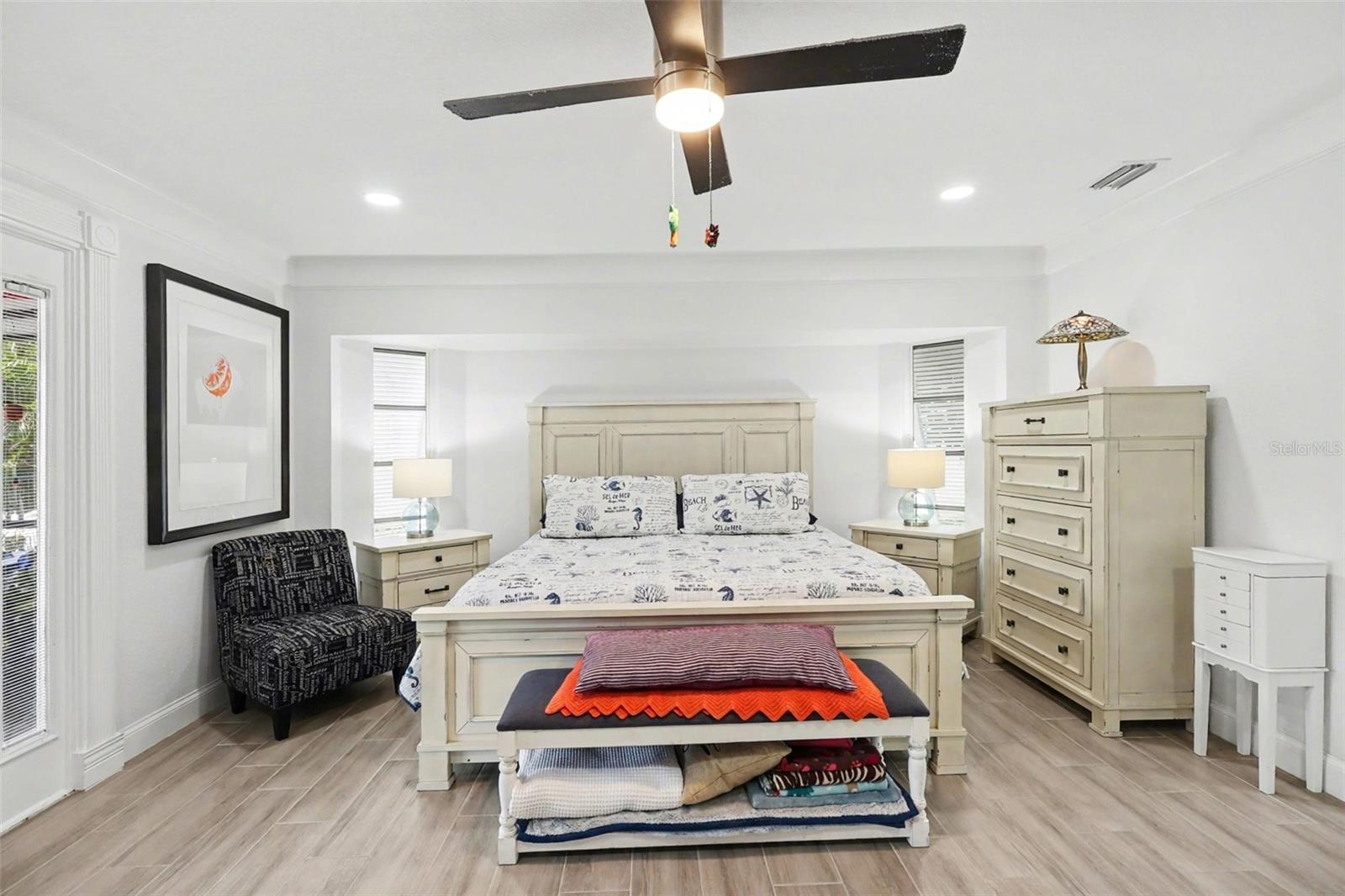 Image 19 of 39 For 301 Gold Tree