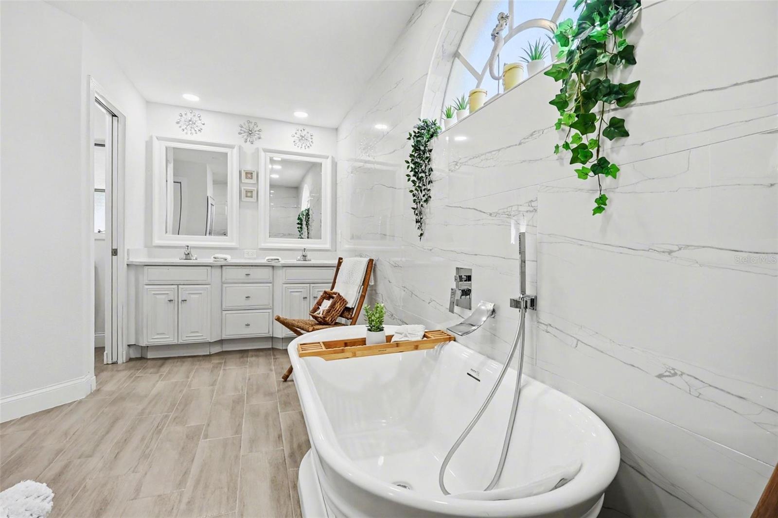 Image 20 of 39 For 301 Gold Tree