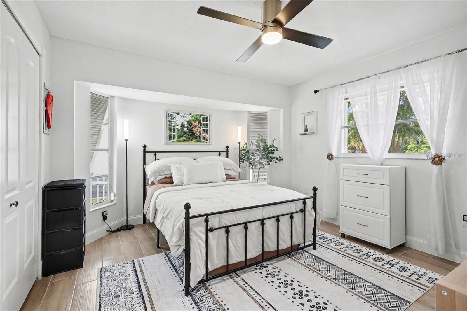 Image 22 of 39 For 301 Gold Tree