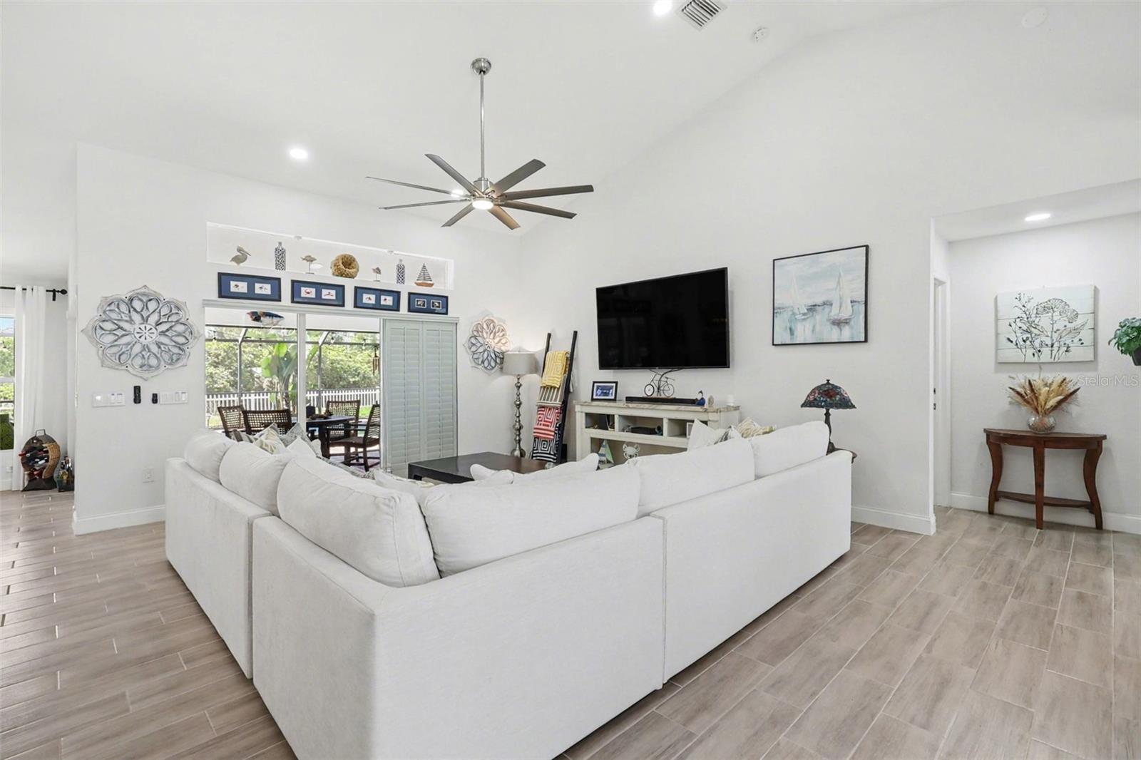 Image 5 of 39 For 301 Gold Tree