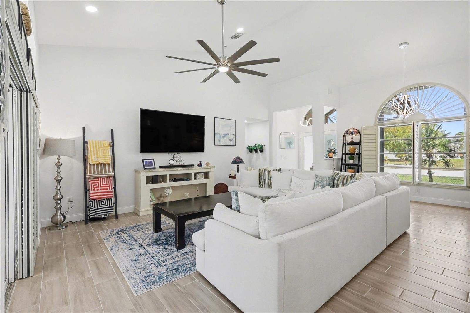 Image 6 of 39 For 301 Gold Tree