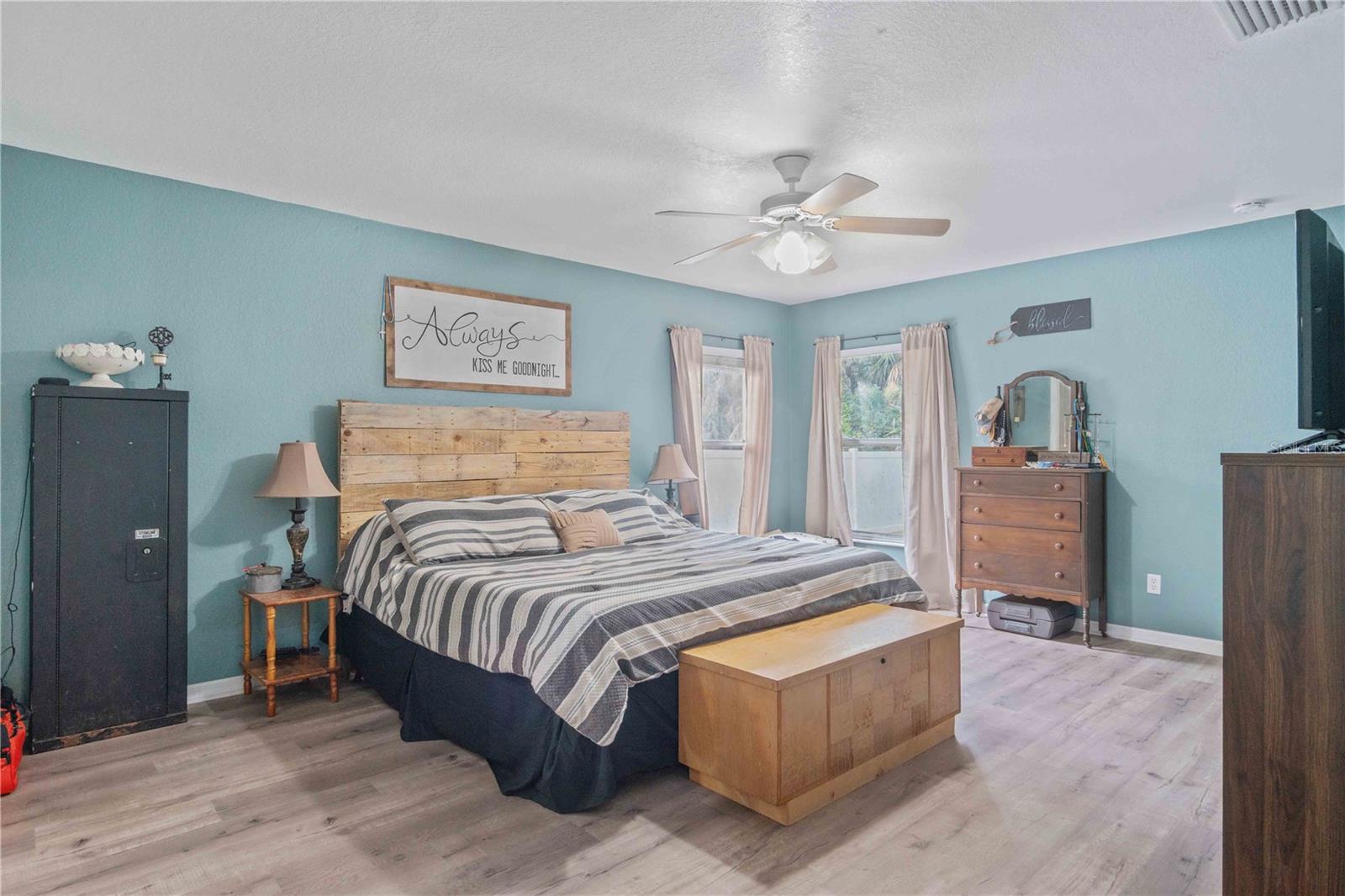 Image 22 of 50 For 3680 Channing Avenue