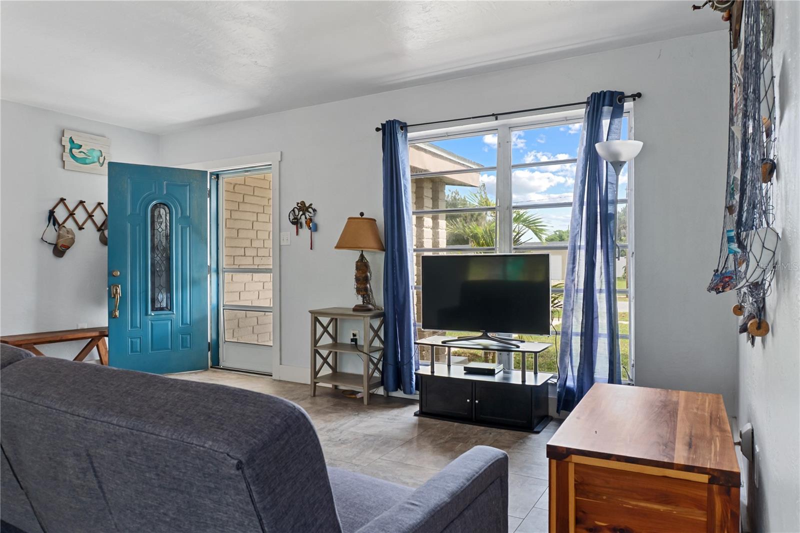 Image 11 of 37 For 22370 Catherine Avenue