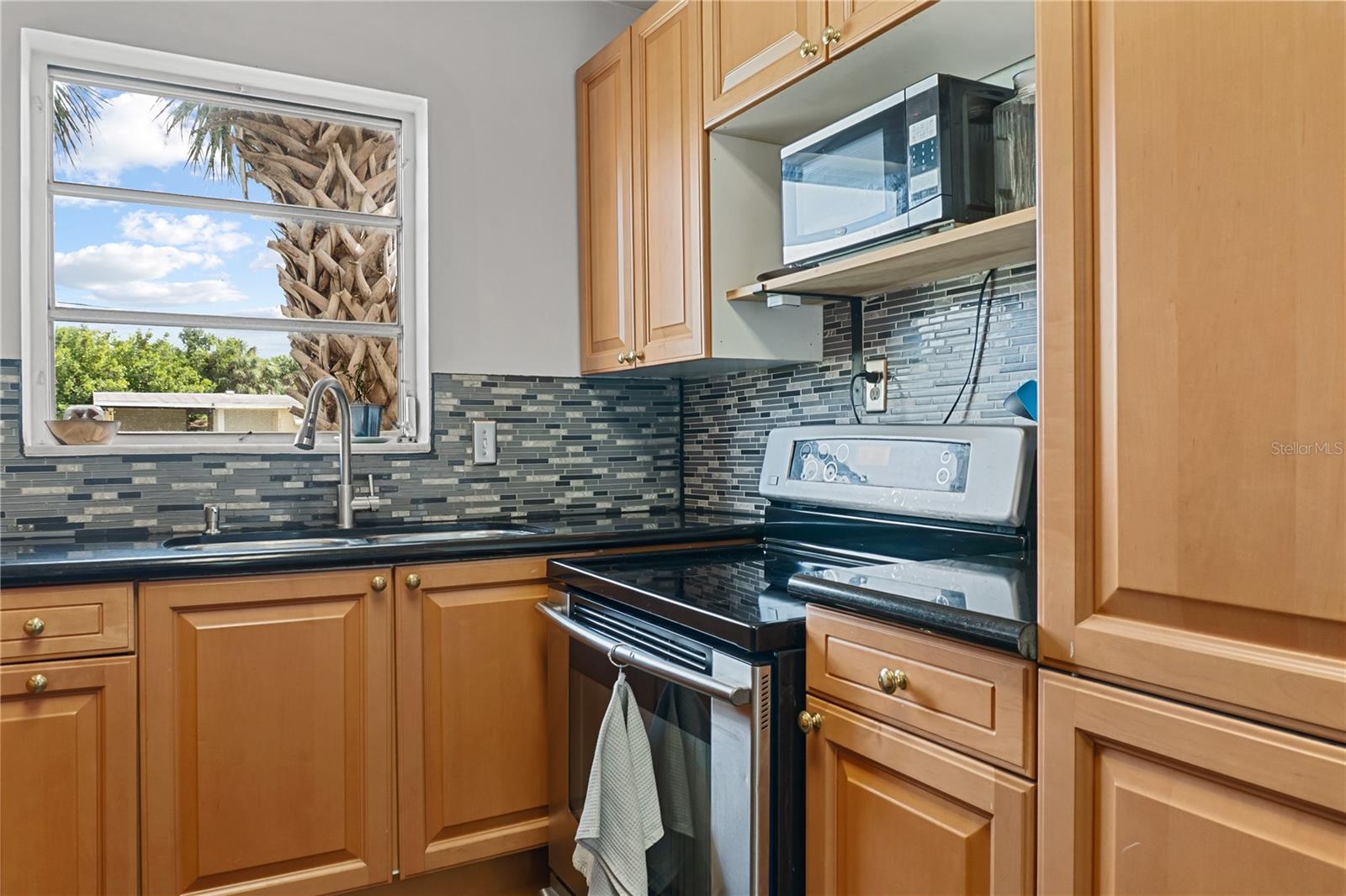 Image 14 of 37 For 22370 Catherine Avenue