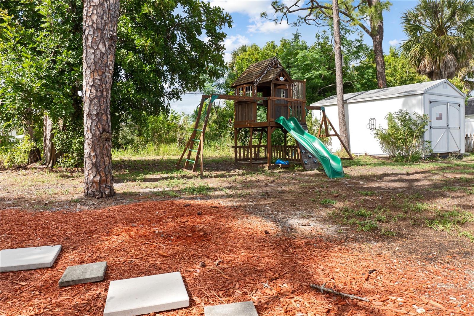 Image 26 of 37 For 22370 Catherine Avenue