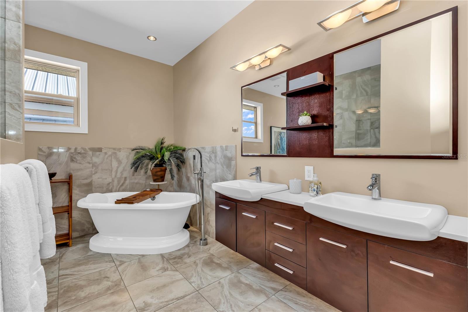 Image 31 of 52 For 44 Colony Point Drive