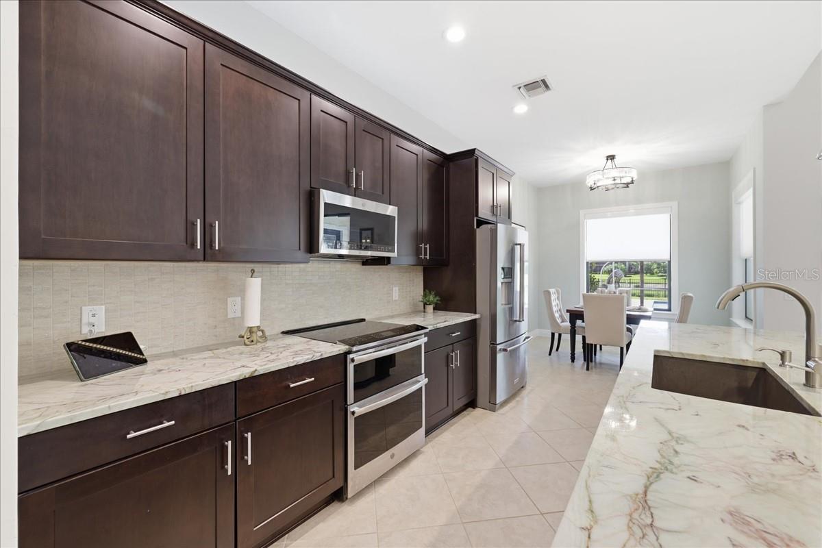 Listing photo id 13 for 10181 Belcrest Boulevard